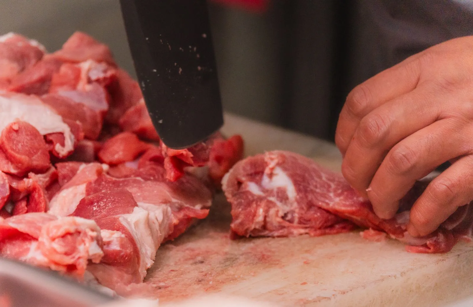 Porcionado de carne en la mesa de corte